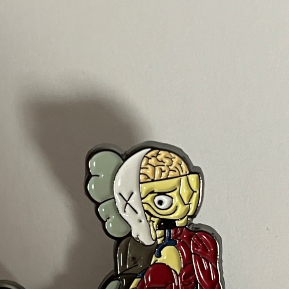 KAWS Resting Place Cerebro Hat Pin Pins Streetwear Hats Bag Fitted New Era - Picture 3 of 8